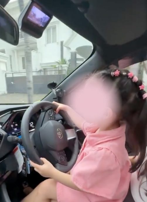 视频|印尼女子教未成年女孩驾车 全网炮轰:太危险了!