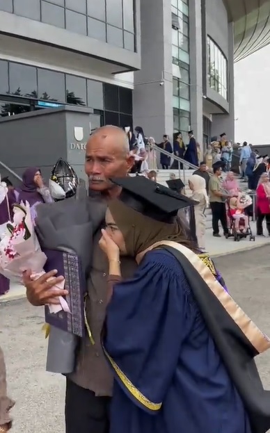 视频|爱女披学士袍 老父偷擦眼泪 网民：感动哭了！