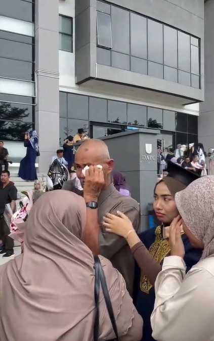 视频|爱女披学士袍 老父偷擦眼泪 网民：感动哭了！
