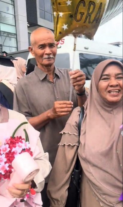 视频|爱女披学士袍 老父偷擦眼泪 网民：感动哭了！