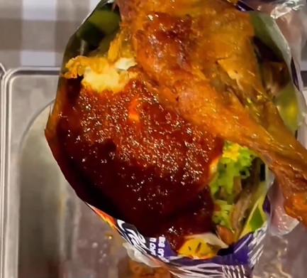 视频|玉米脆皮配椰浆饭炒粿条 网民炮轰吃法“混帐”!