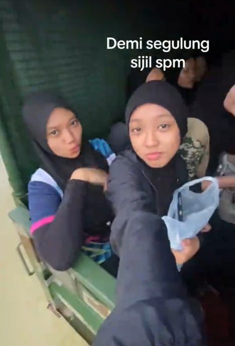 视频|考生乘船坐军车穿越水灾区 “我们只为了考SPM!”