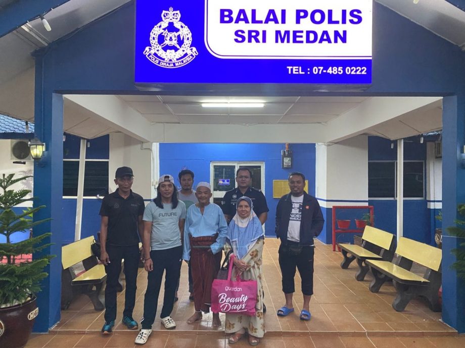 视频|雨天惊见轿车坠河 渔夫停船救出老公公