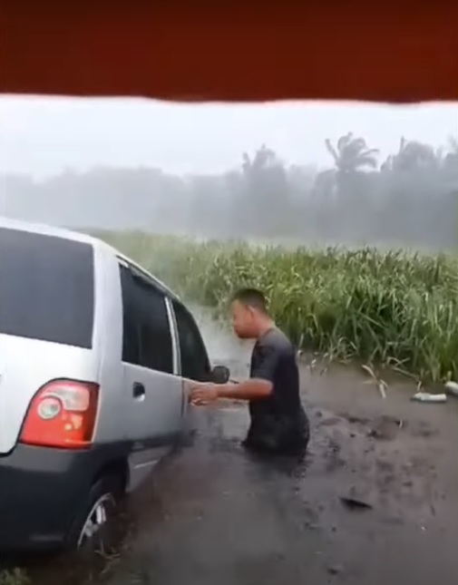 视频|雨天惊见轿车坠河 渔夫停船救出老公公