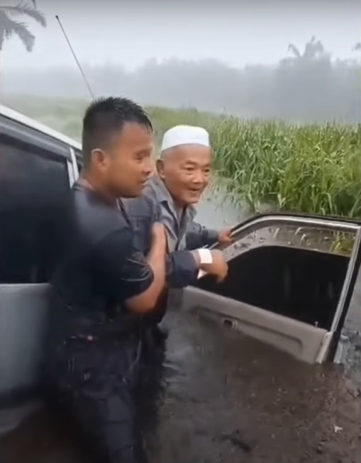 视频|雨天惊见轿车坠河 渔夫停船救出老公公