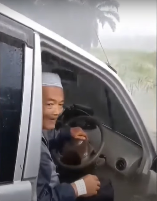 视频|雨天惊见轿车坠河 渔夫停船救出老公公