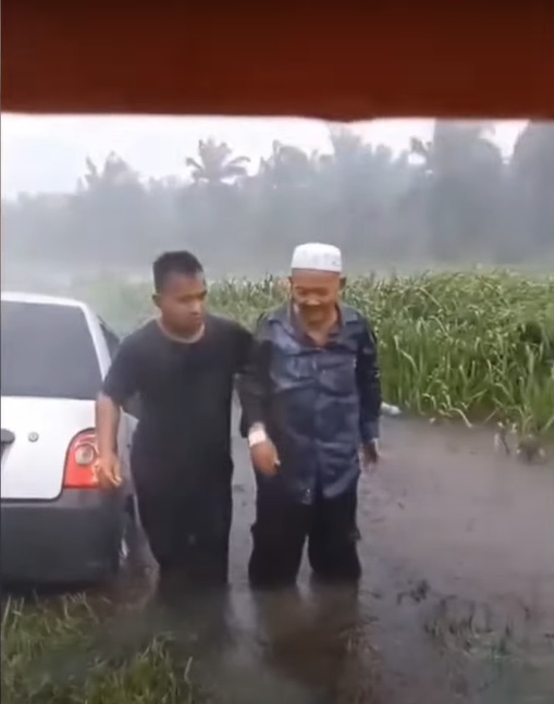 视频|雨天惊见轿车坠河 渔夫停船救出老公公