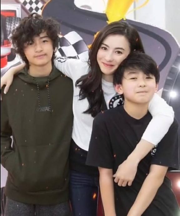 谢霆锋三代同堂游日本 狄波拉夹娃娃获孙封“神奇嫲嫲”