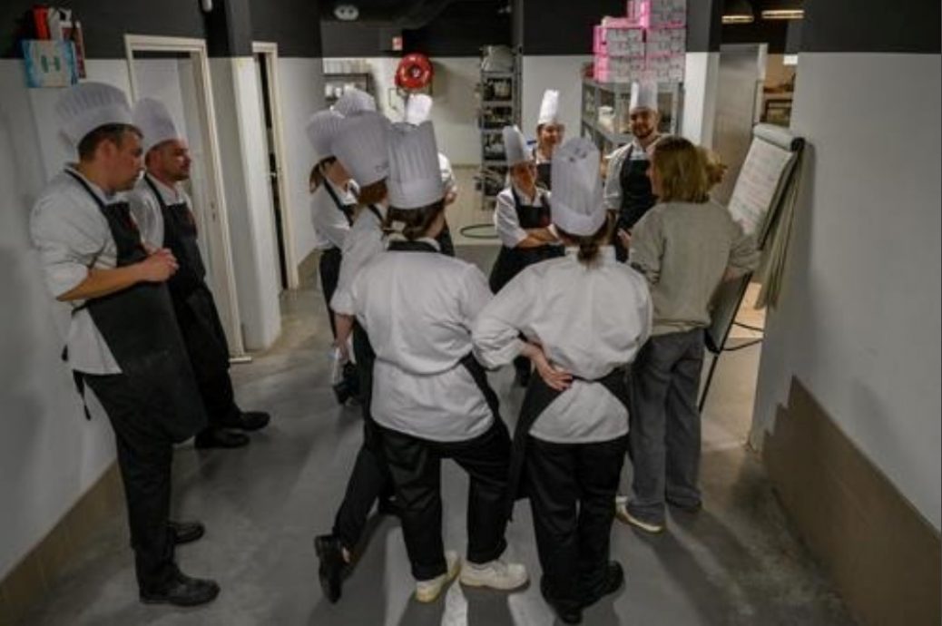 远离战火煮美食 乌退役军赴法学厨艺