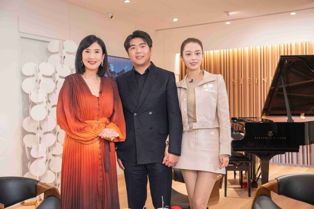 郎朗揭弹琴不看手内幕　吉娜甜夸“最浪漫伴侣”