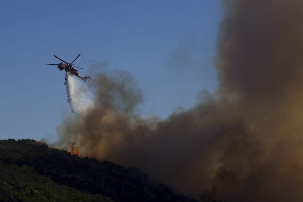 野火狂烧好莱坞名人区毁房宅 滨海城市马里布居民撤离
