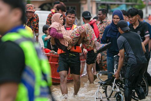 长命雨 红鹰园水位突涨  各单位出动救灾民