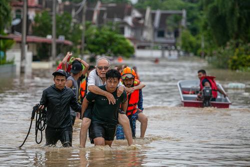 长命雨 红鹰园水位突涨  各单位出动救灾民