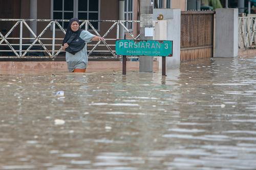 长命雨 红鹰园水位突涨  各单位出动救灾民