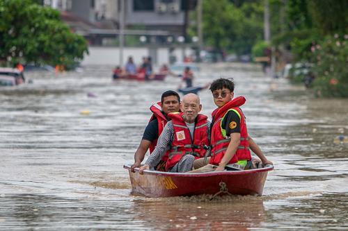 长命雨 红鹰园水位突涨  各单位出动救灾民