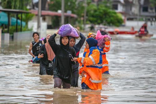 长命雨 红鹰园水位突涨  各单位出动救灾民