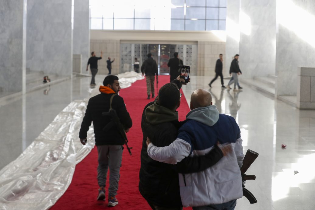 阿萨德私宅被洗劫 民众涌入叙利亚总统府摆拍