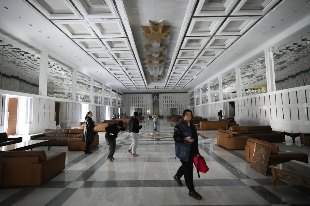 阿萨德私宅被洗劫 民众涌入叙利亚总统府摆拍