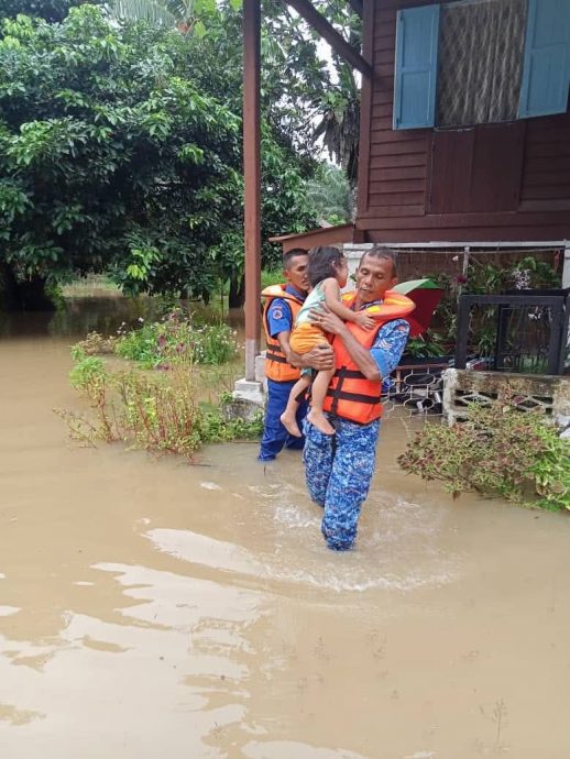 霹民防部队1200人待命 监测332水灾热点即时施援