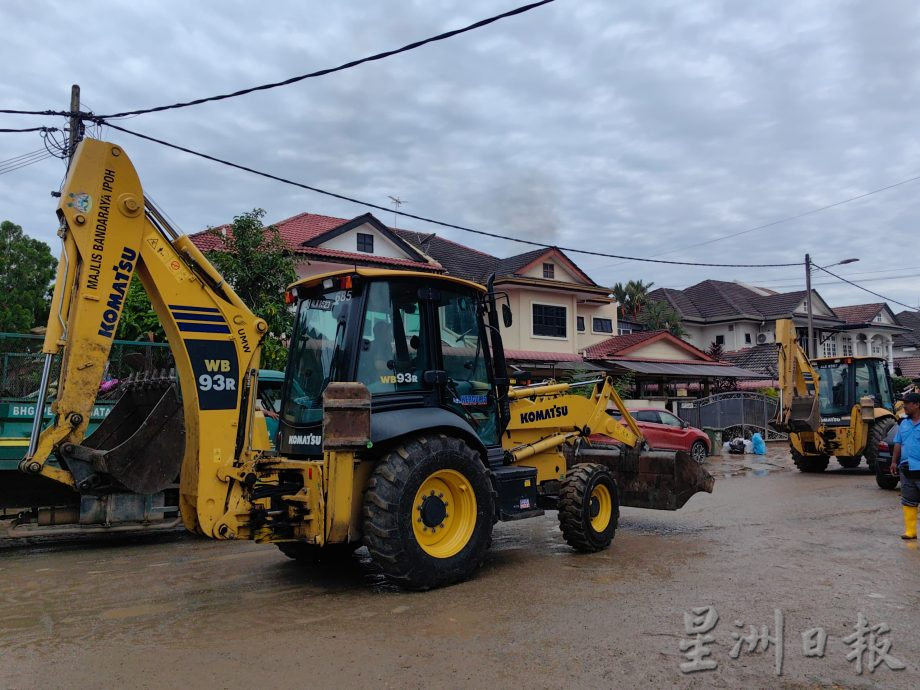 霹水灾︱美园红鹰园水退 马路满布泥泞 垃圾