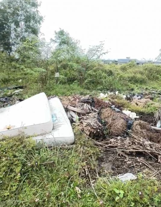 霹/版头/露天焚烧异味扰民 务边查获4处非法垃圾场