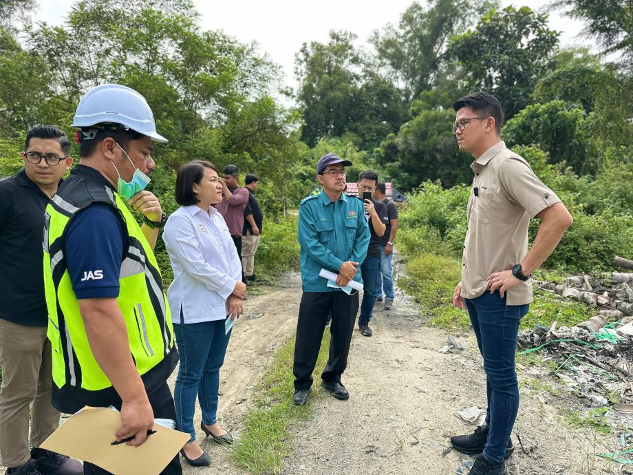 霹/版头/露天焚烧异味扰民 务边查获4处非法垃圾场
