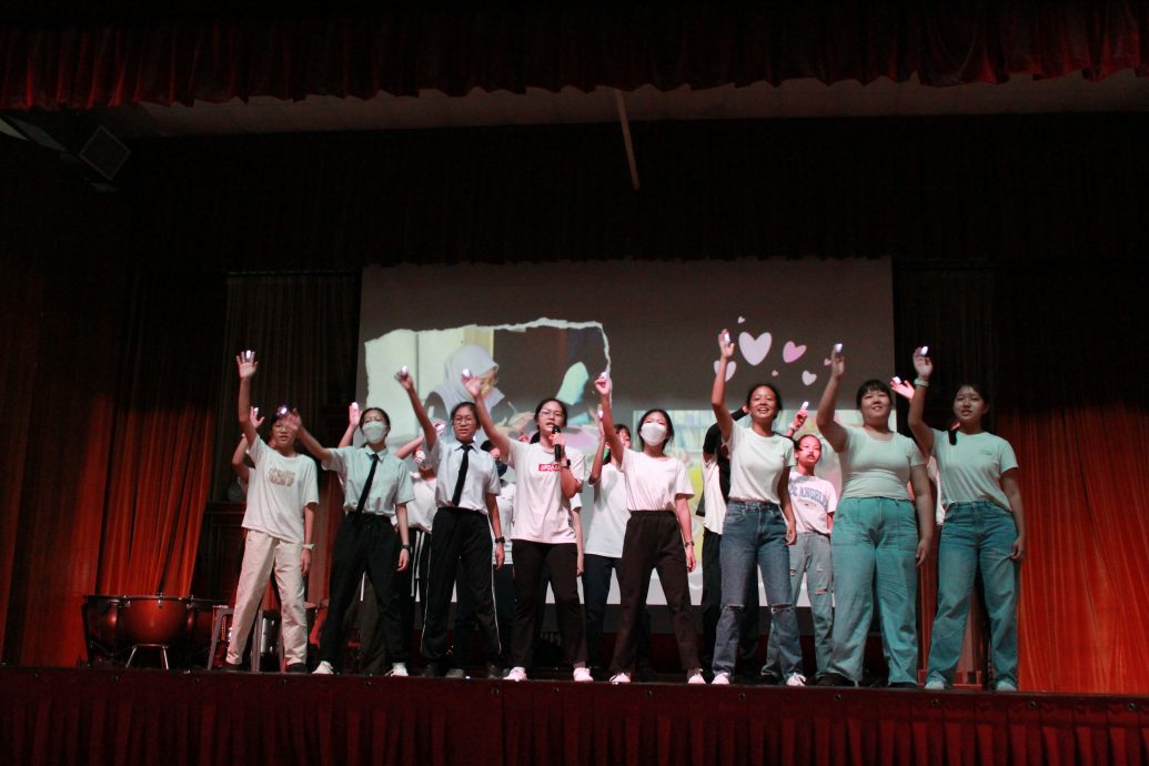 霹:学海学记/主文/学生表演哄乐教师