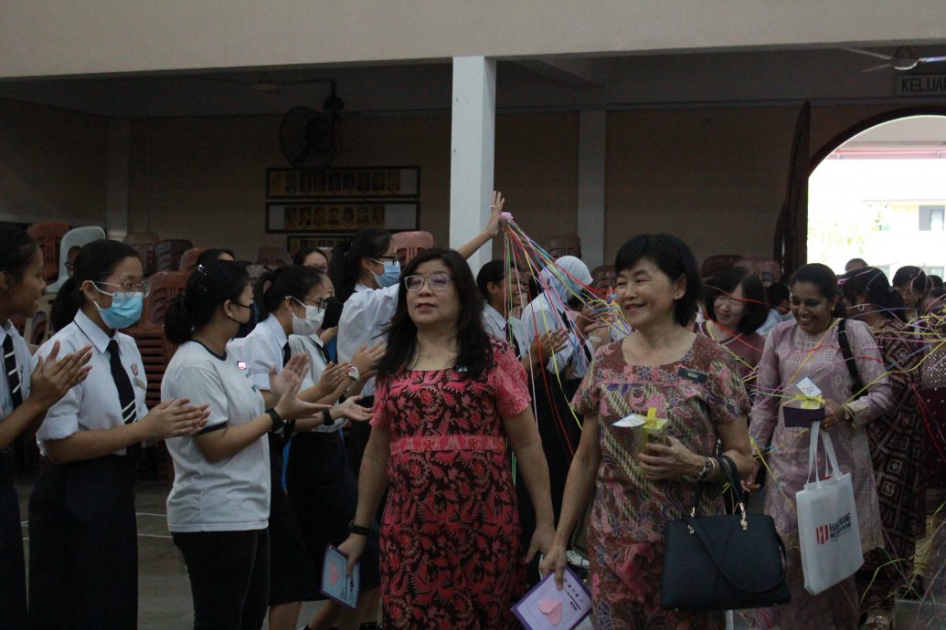 霹:学海学记/主文/学生表演哄乐教师