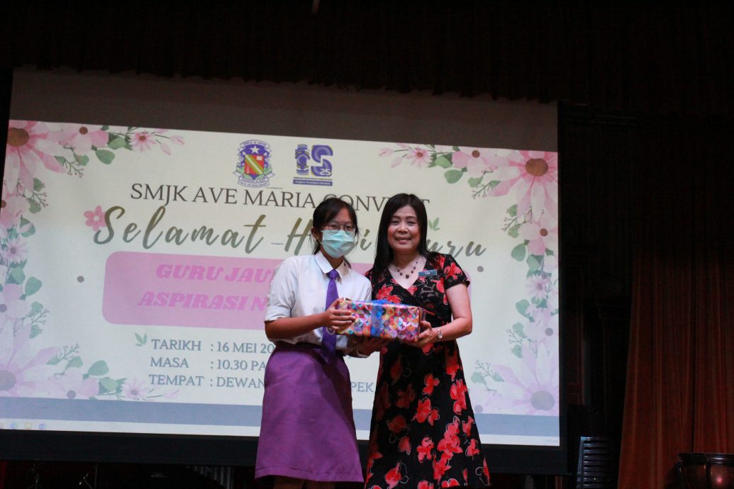 霹:学海学记/主文/学生表演哄乐教师