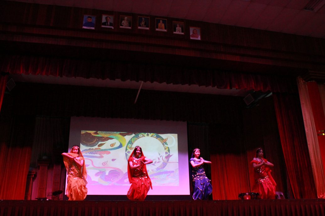 霹:学海学记/主文/学生表演哄乐教师