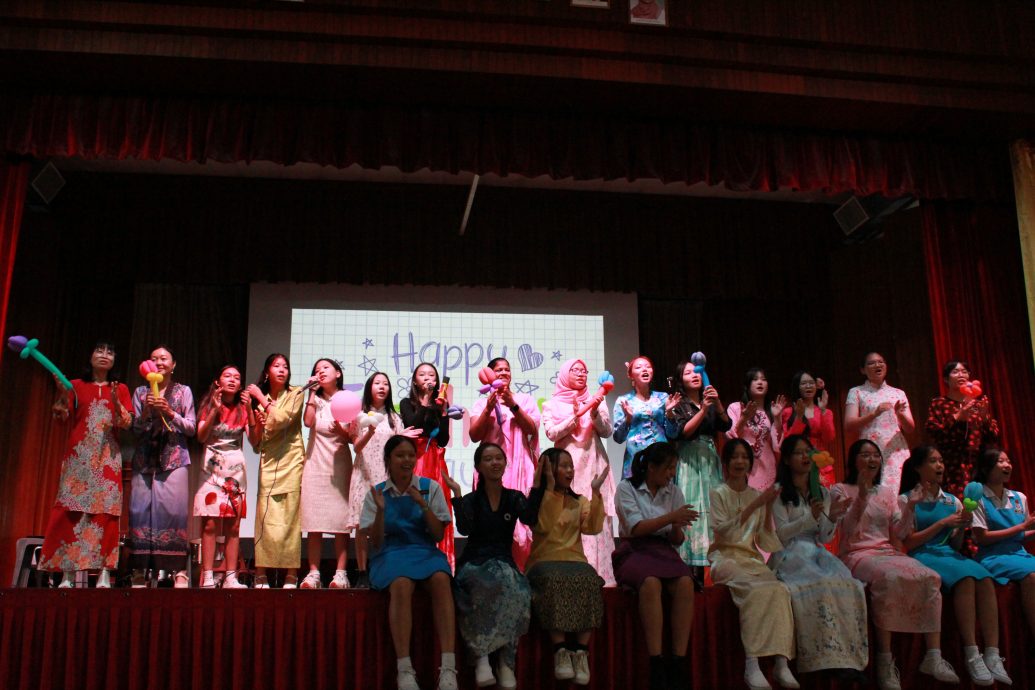 霹:学海学记/主文/学生表演哄乐教师