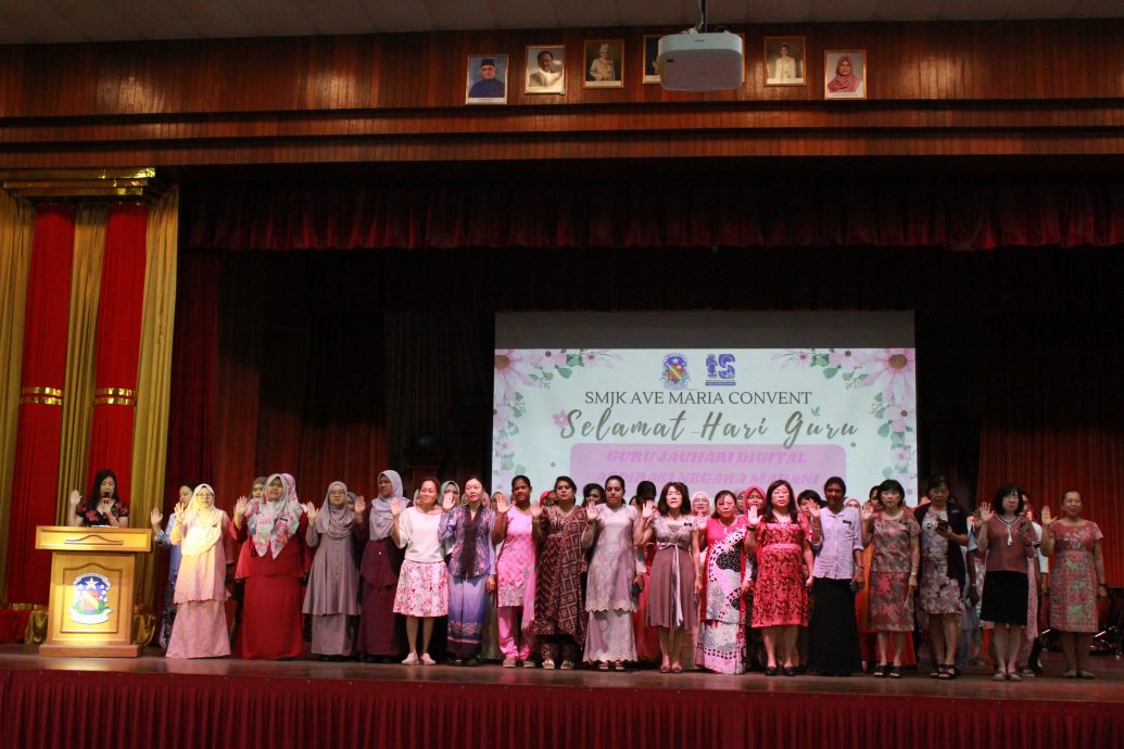 霹:学海学记/主文/学生表演哄乐教师