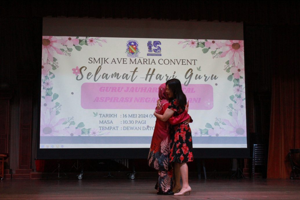 霹:学海学记/主文/学生表演哄乐教师