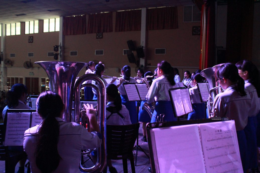 霹:学海学记/主文/学生表演哄乐教师