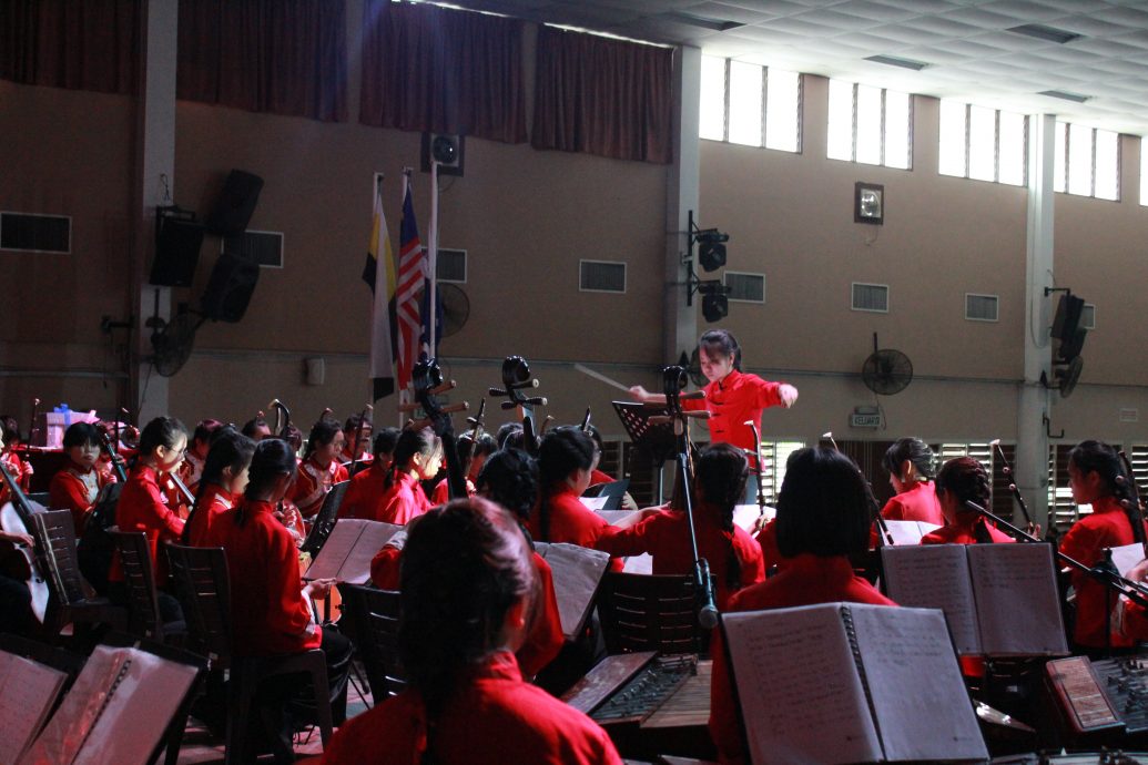 霹:学海学记/主文/学生表演哄乐教师