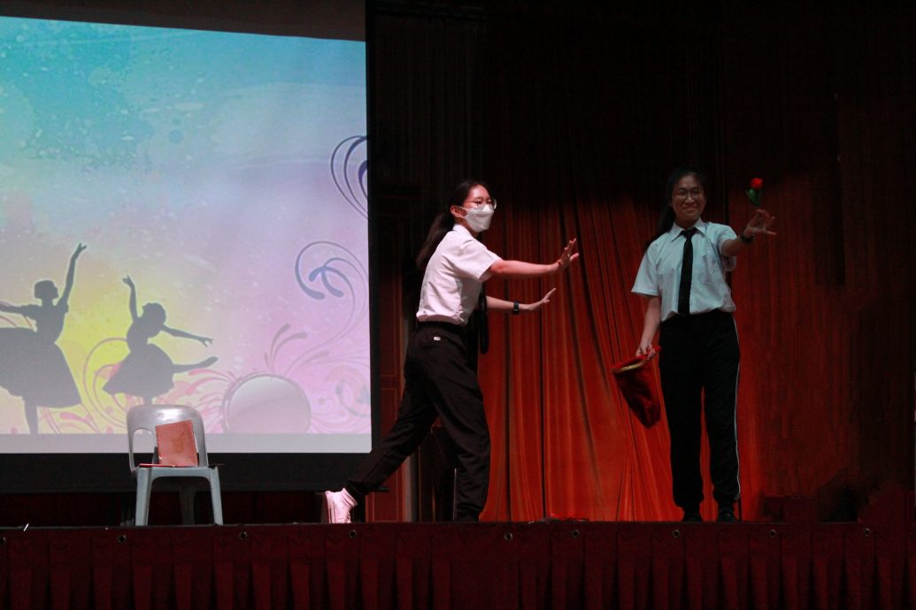 霹:学海学记/主文/学生表演哄乐教师