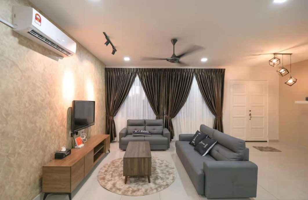 霹:封面主文/校假+新年 曼绒民宿反应慢热