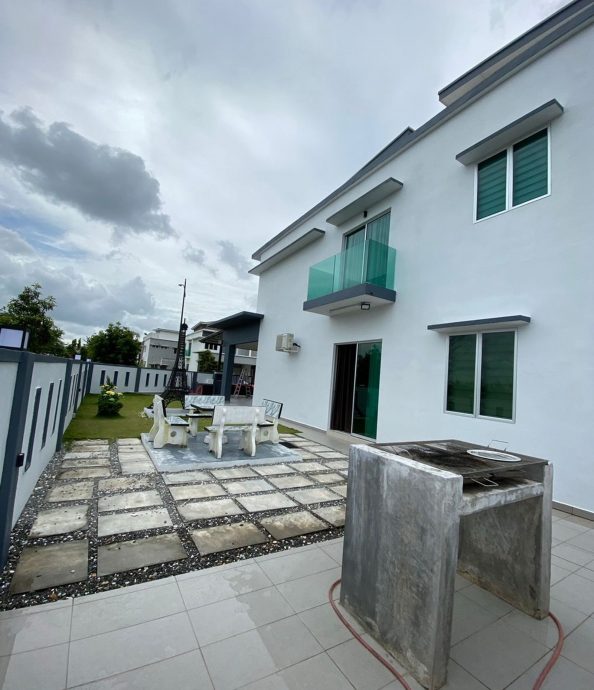 霹:封面主文/校假+新年 曼绒民宿反应慢热