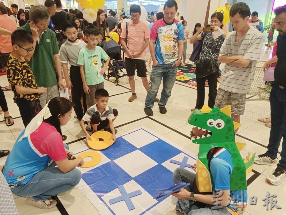 霹:预编社团头/霹华青“玩转童年游戏” 多款童玩大人小孩乐开怀