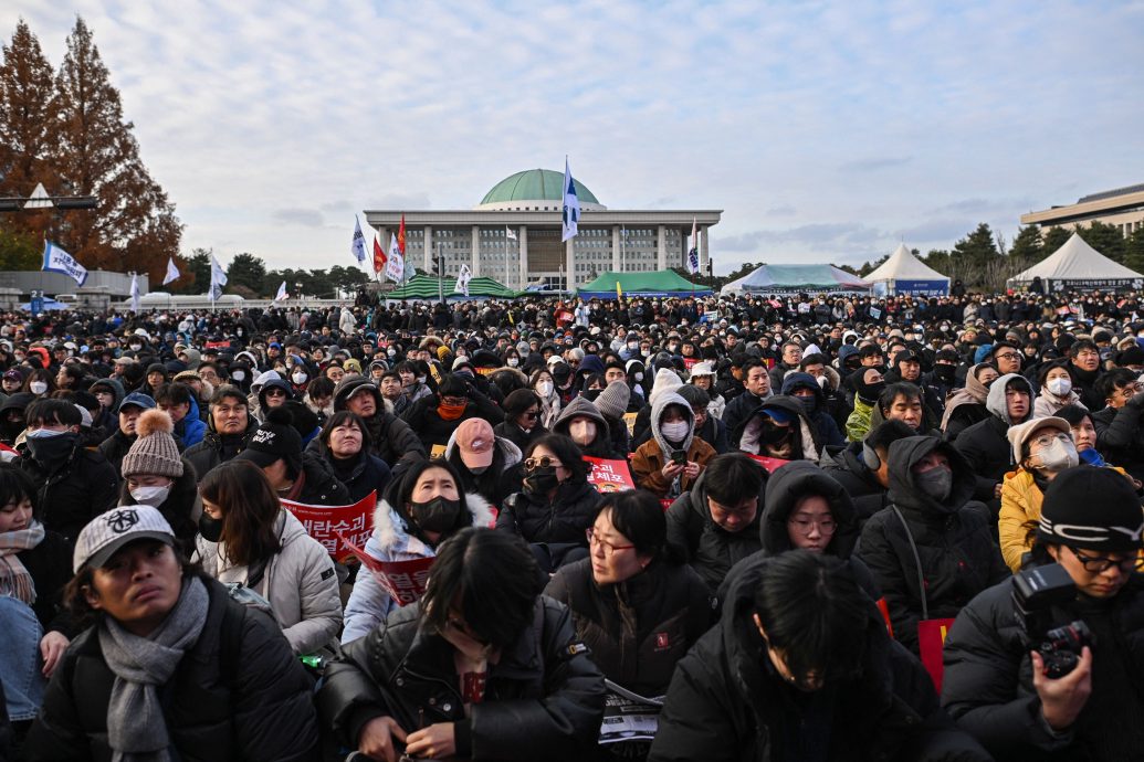 韩国各地民众到国会所在地举行大型抗议活动