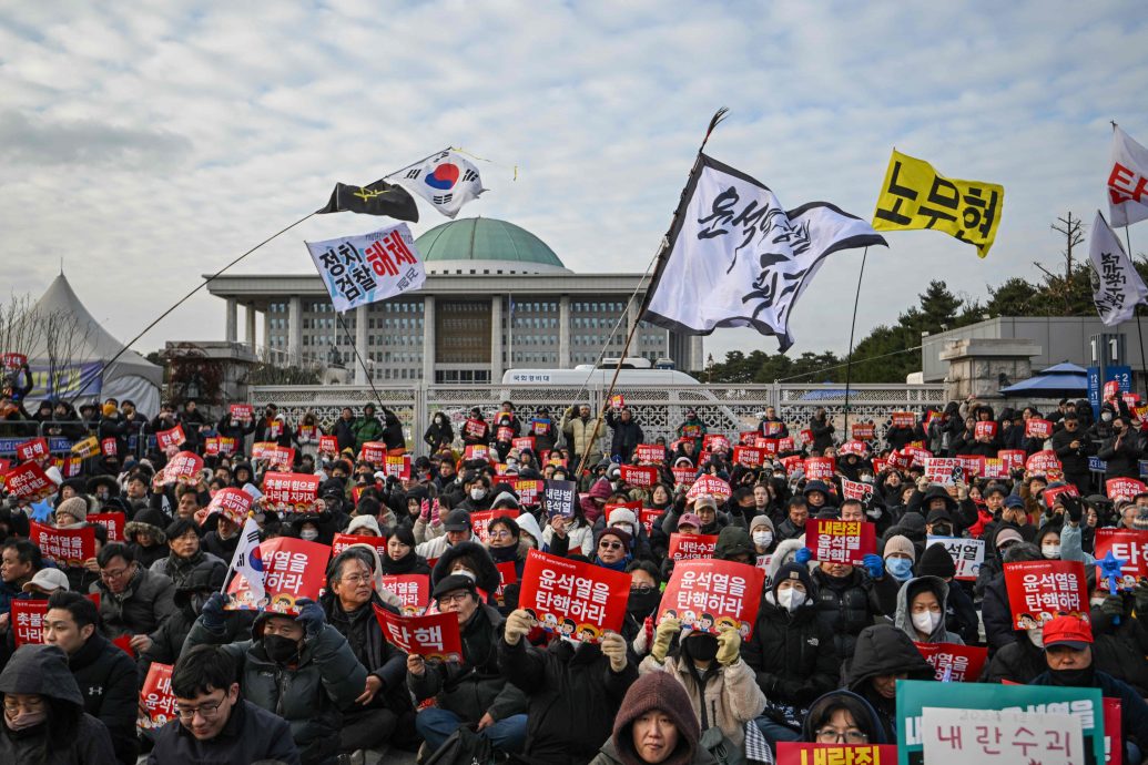 韩国各地民众到国会所在地举行大型抗议活动