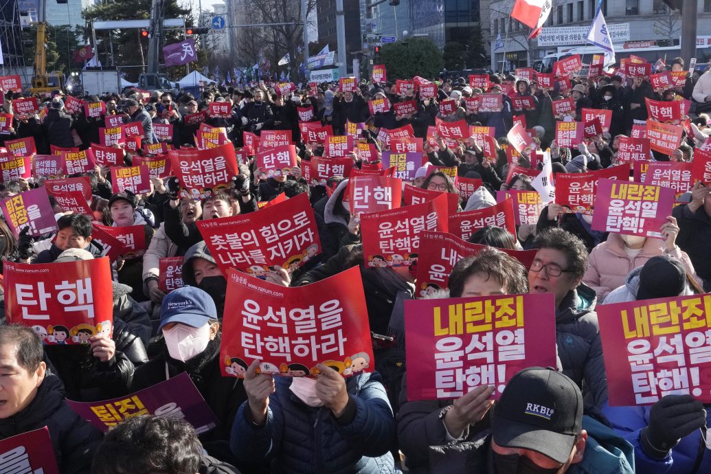 韩戒严之乱引爆模示威 少时出道曲再成抗议国歌