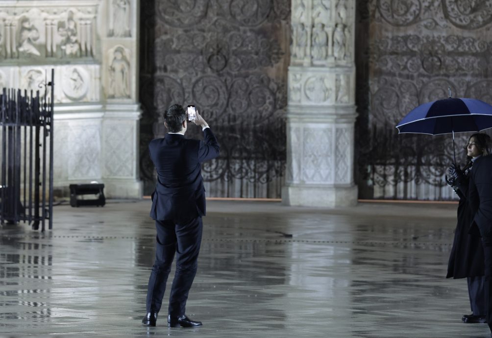 马斯克意外现身法国 出席巴黎圣母院重新开放仪式