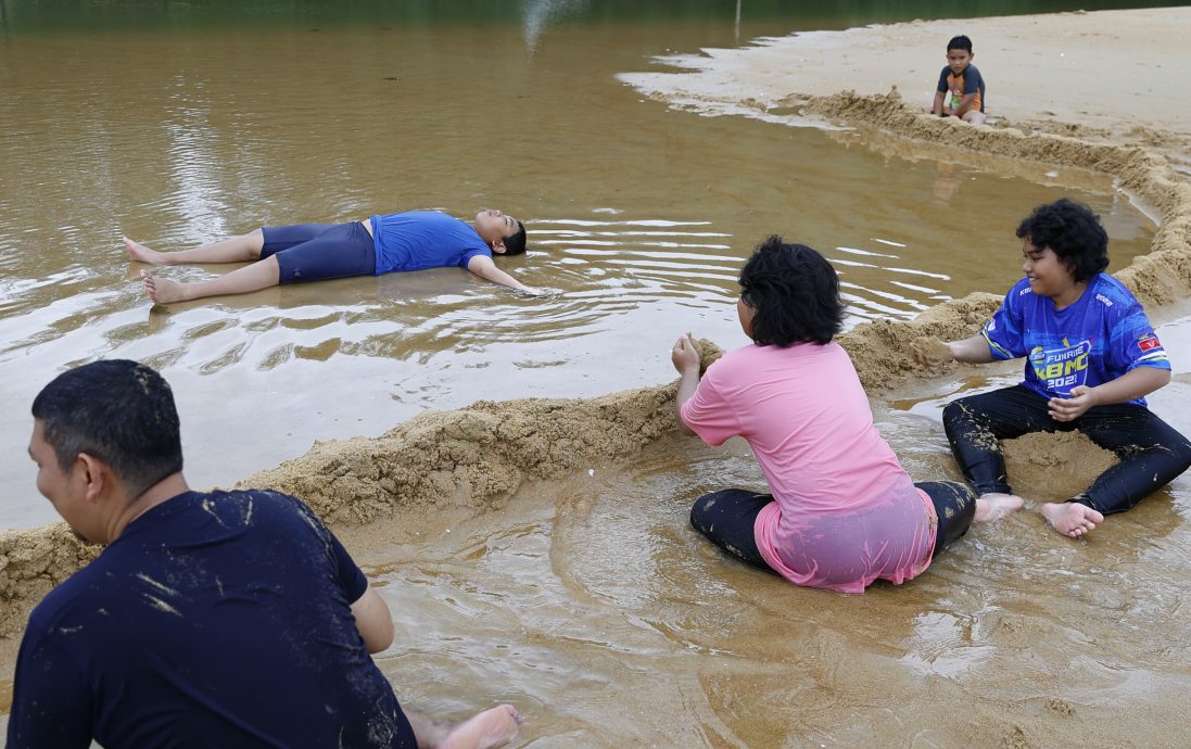 (29/12见报)星角摄/(东)堆沙