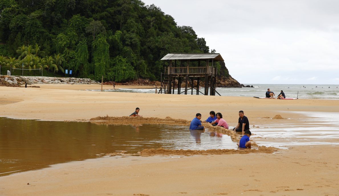 (29/12见报)星角摄/(东)堆沙