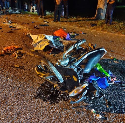 (全国版)14岁骑士超车惹祸 一对夫妻无辜陪葬