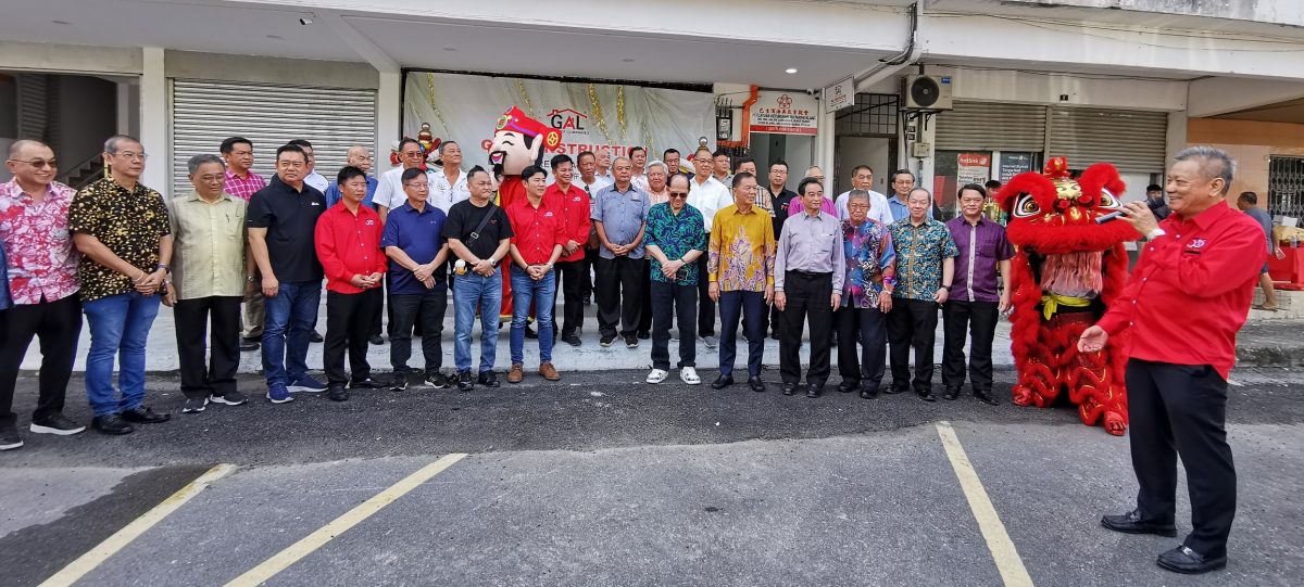 (半版新闻在上,半版广告在下)大都会:GAL建筑设计装饰有限公司开幕