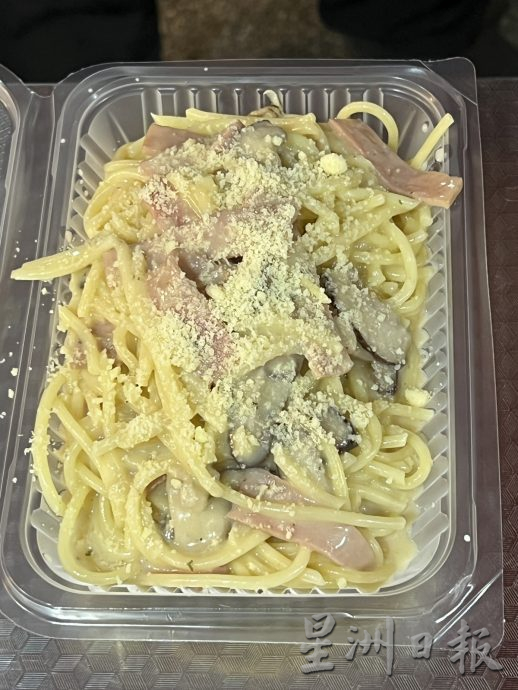 (古城封底主文)《用眼睛去旅游》:马接美食街