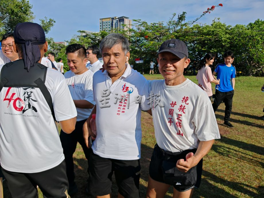 (古城封面主文)800人步行2公里再上三宝山,重温护山历史