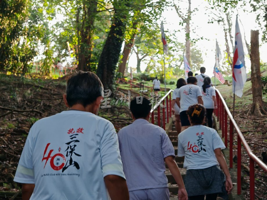 (古城封面主文)800人步行2公里再上三宝山,重温护山历史